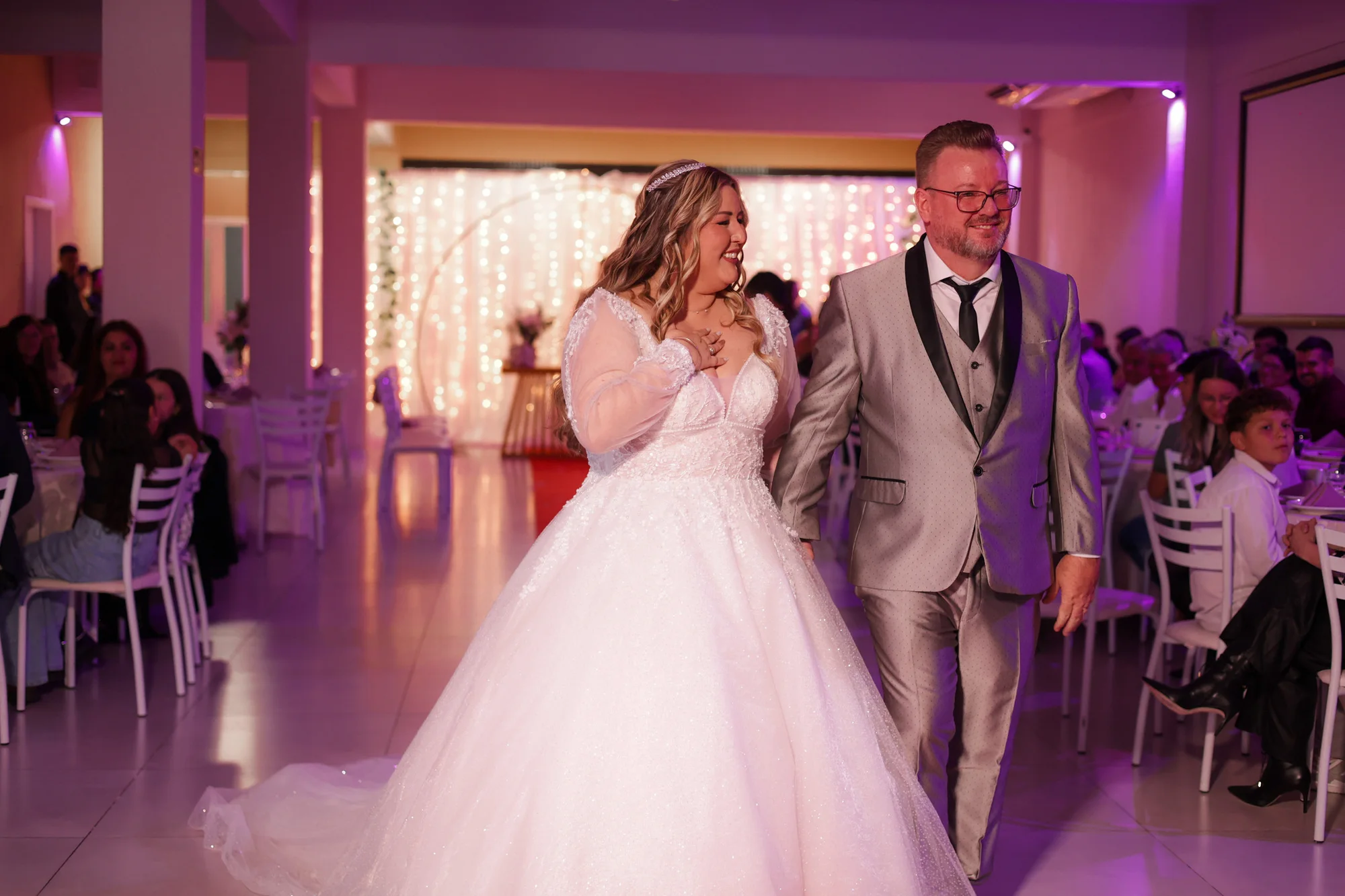 Anderson e Indiana celebrando o casamento no salão de Novo Hamburgo
